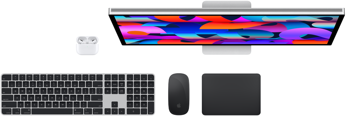 Vista desde arriba de unos AirPods, un monitor Studio Display, un Magic Keyboard, un Magic Mouse y un Magic Trackpad